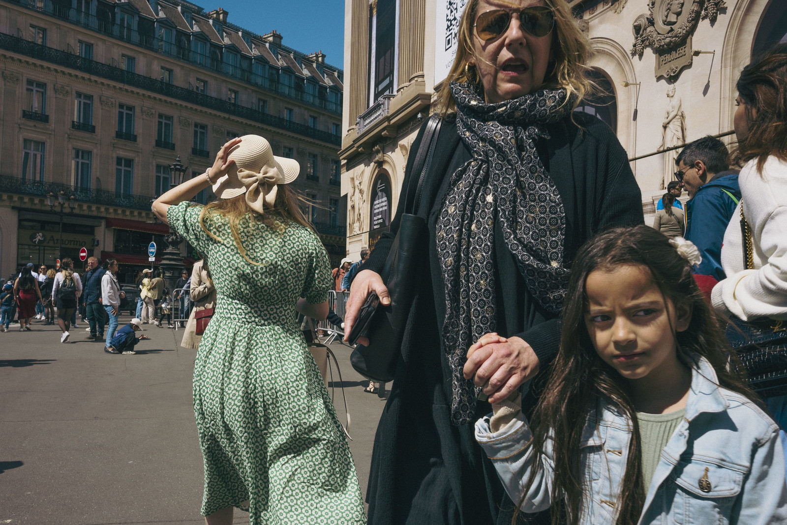 Des photographies en couleur, où les gens sont magnifiés par la lumière chaude du soleil