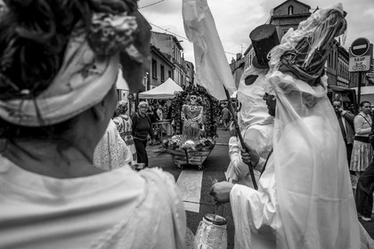 Des photographies en couleur, où les gens sont magnifiés par la lumière chaude du soleil