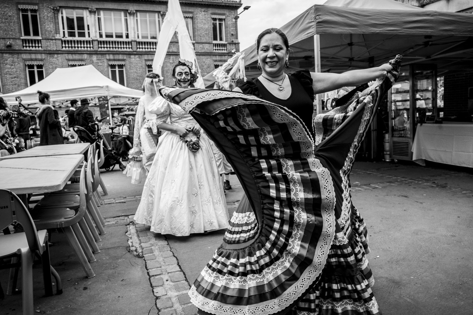 Des photographies en couleur, où les gens sont magnifiés par la lumière chaude du soleil